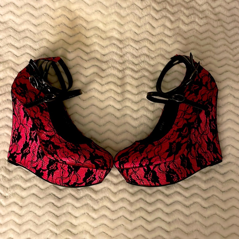 EVERYTHING MUST GO!! Lace Pink & Black Strappy Wedges. Size 8.